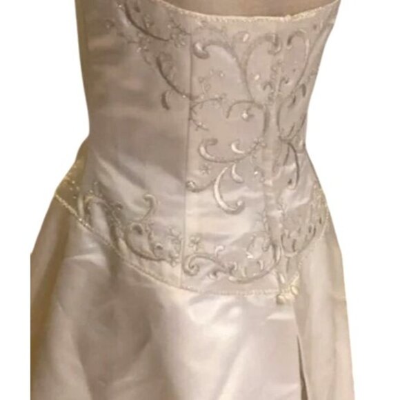 Davids Bridal Strapless Satin A-Line Wedding Gown With Embroidered Train Size 10 - Picture 11 of 13